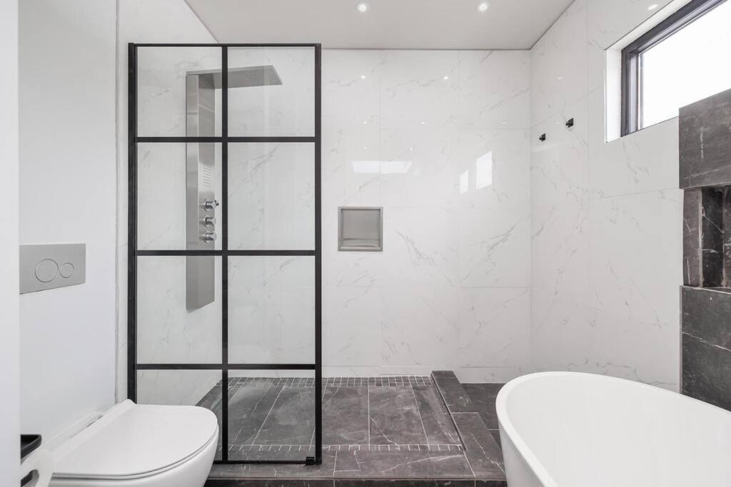New Modern 1400 Sq Ft Coach House Near Everything Toronto Extérieur photo