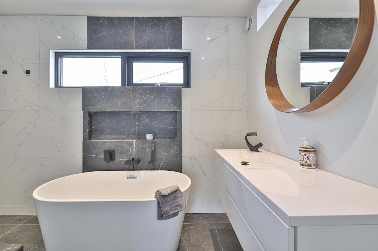New Modern 1400 Sq Ft Coach House Near Everything Toronto Extérieur photo