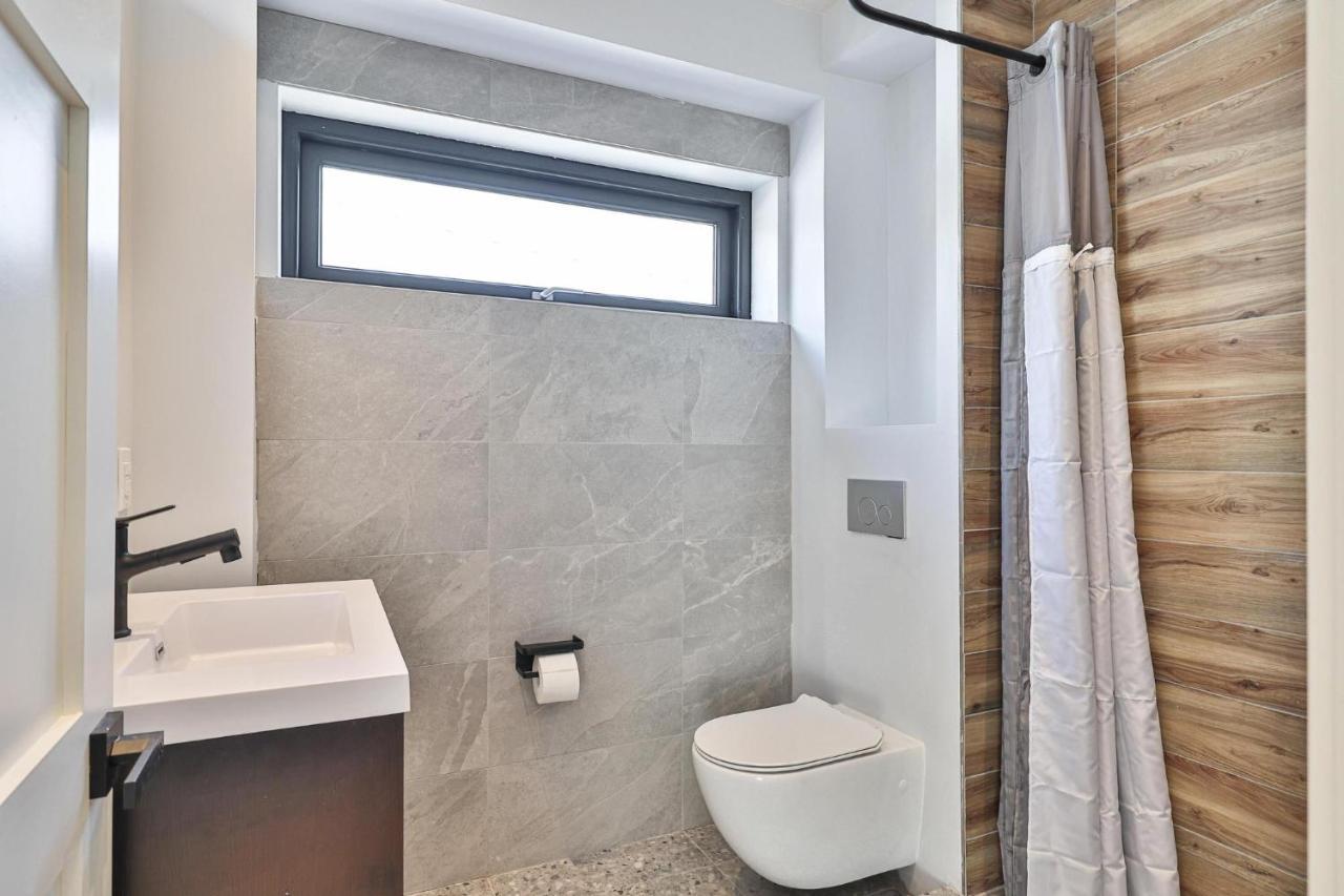 New Modern 1400 Sq Ft Coach House Near Everything Toronto Extérieur photo