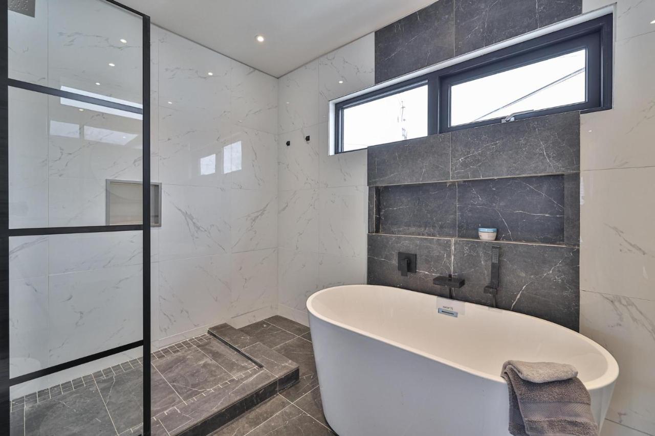 New Modern 1400 Sq Ft Coach House Near Everything Toronto Extérieur photo